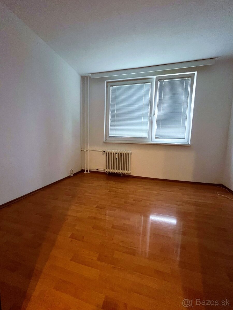 Veľký a slnečný 3 izbový byt s balkónom, Na Lúkach, Levice - 2