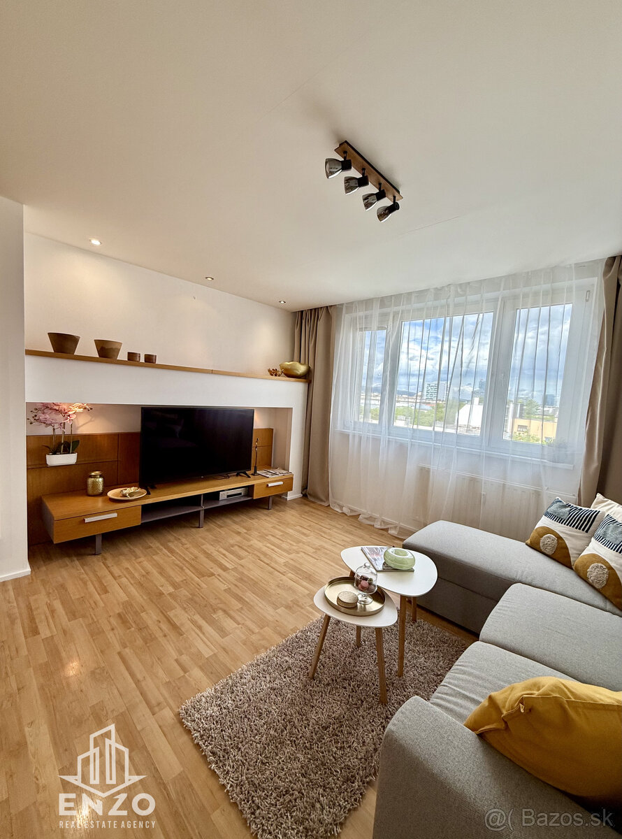 PRENÁJOM: Priestranný 4-izbový byt s výhľadom na hrad v cent - 2