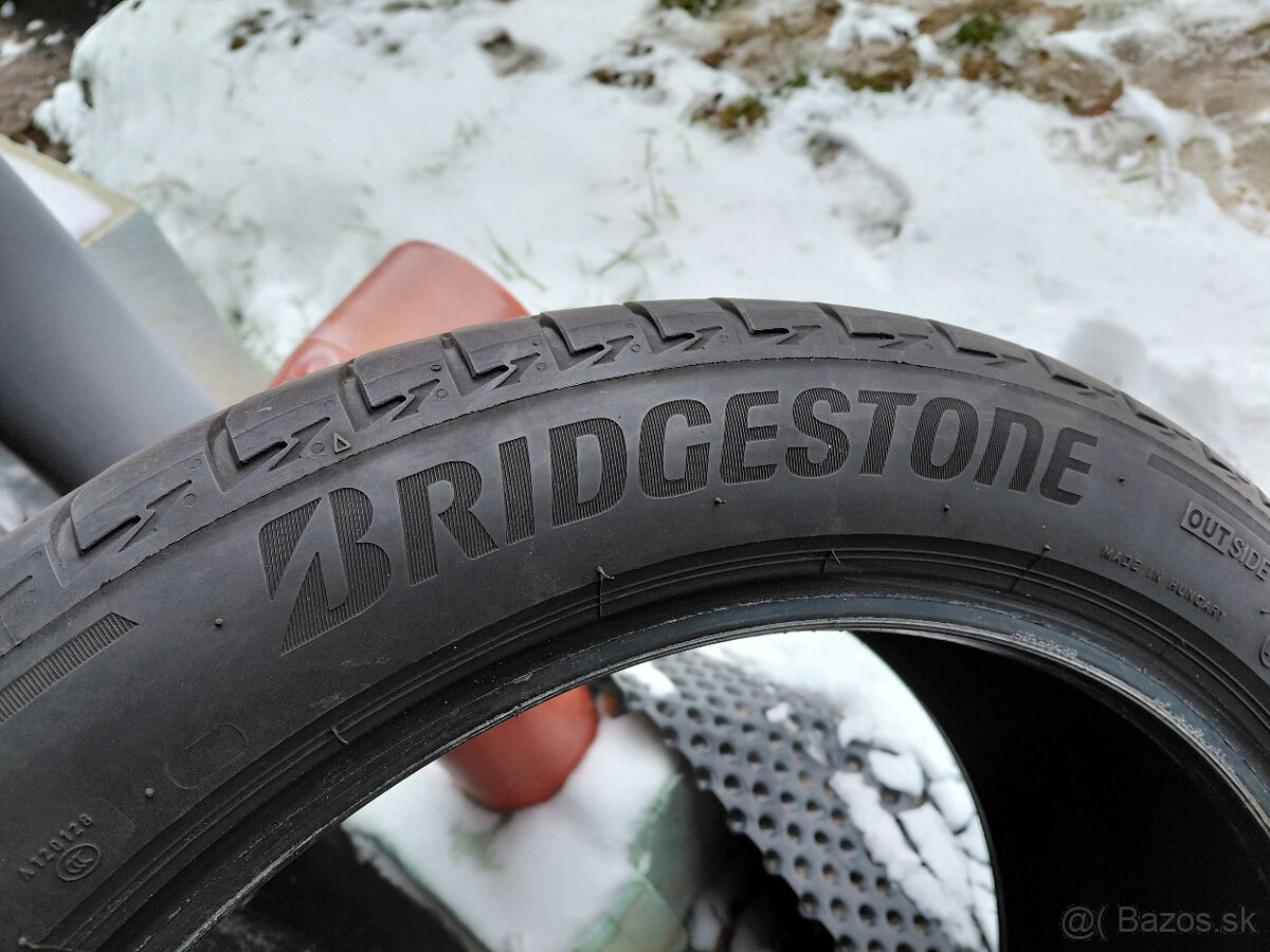2x Bridgestone 225/45R18 - 2