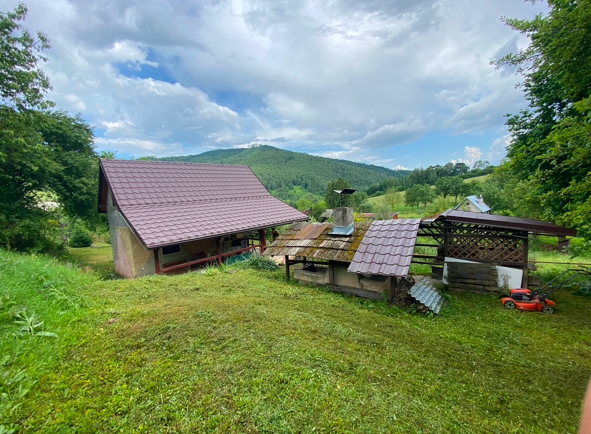 Chata s pozemkom 2 480 m² - Majer - 2