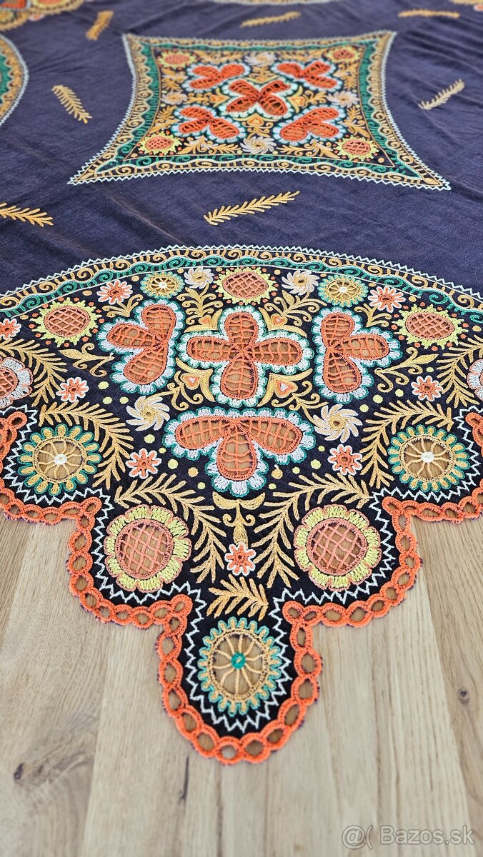 Vyšívaný obrus - 2