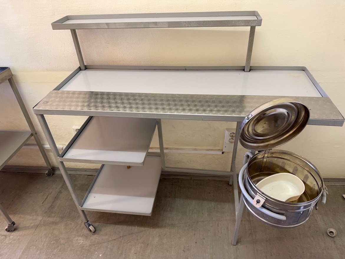 Predám nerezový pracovný stolík na kolieskach - 2