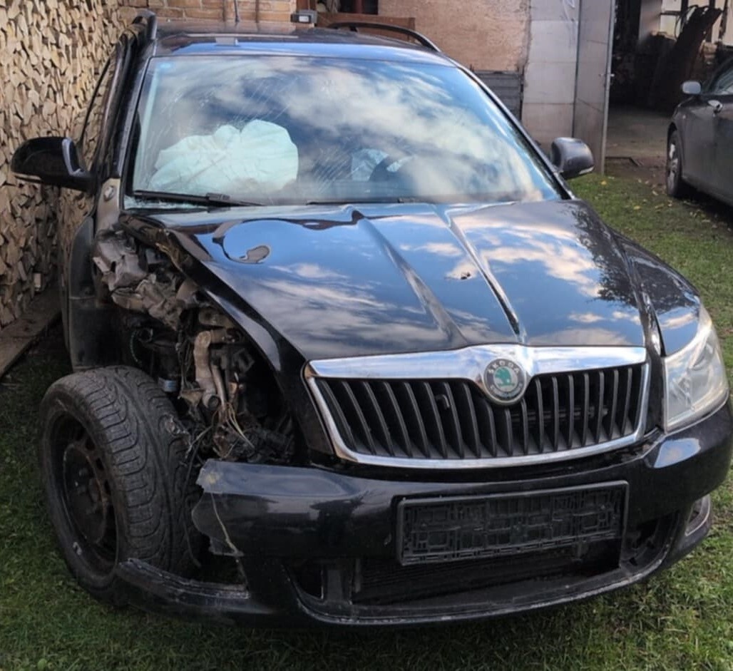 Rozpredám havarovanú octaviu 2 facelift cr - 2