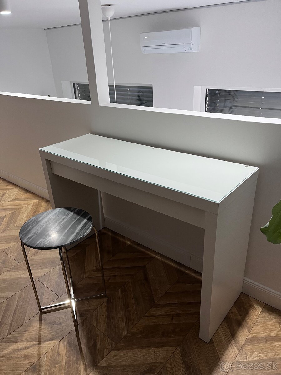 Kozmetický stolík - 2