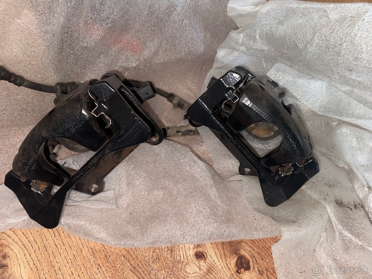 Zadné strmene Audi 330mm kotúč - 2