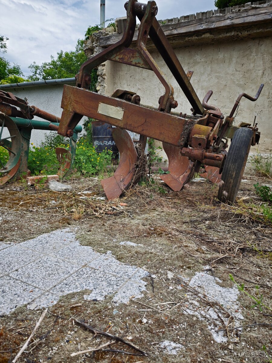Predám pluh, postrekovač,motor - 2