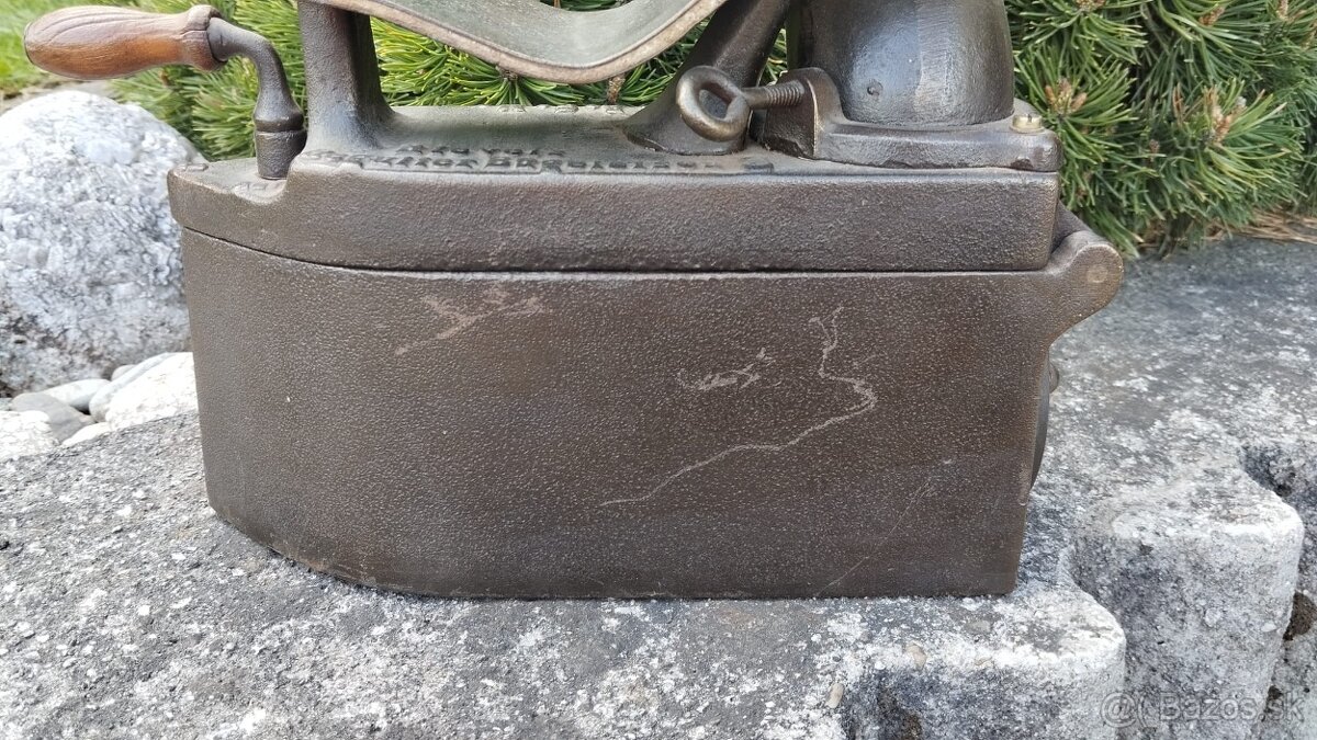 Obrovská komínová velmi stará sbírková žehlička D.R.G.M. - 2