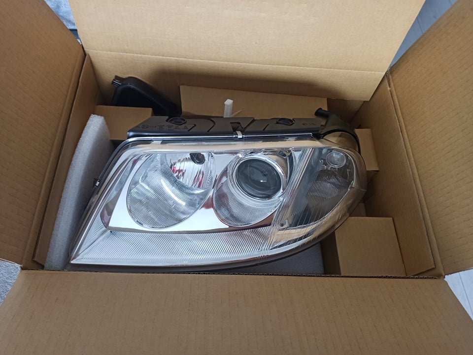 Predám predné svetlá Vw Passat B5,5 2001 - - 2