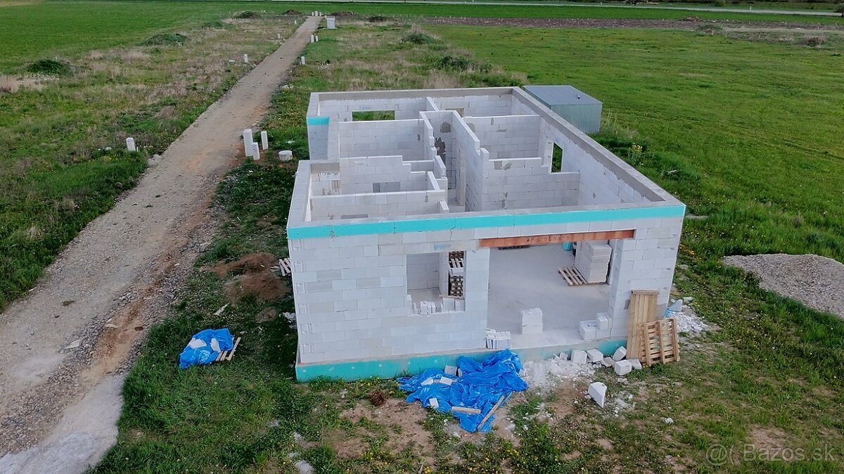 🏗️ ROZOSTAVANÝ RODINNÝ DOM NA PREDAJ – OBEC SVINIA - 2