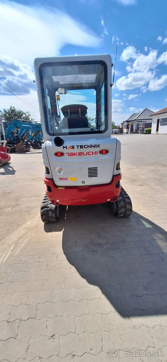 TAKEUCHI TB225 DIESEL - 2