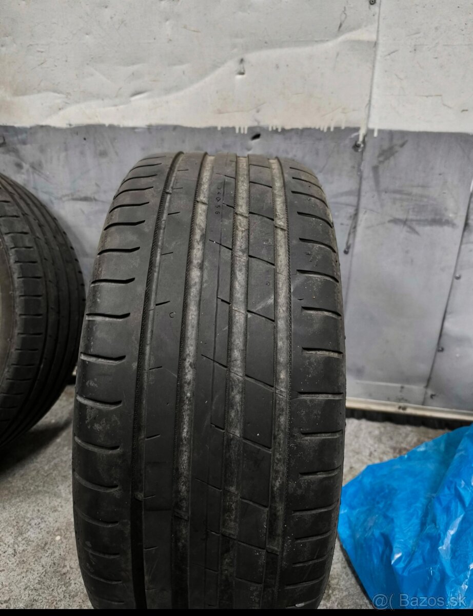 235/40 R18 - 2
