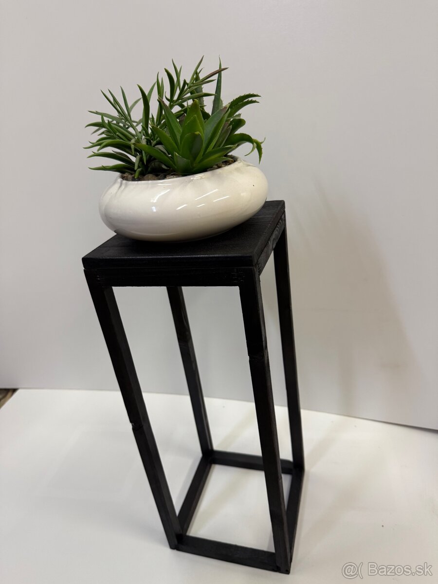 Drevený stojan na kvety - 2