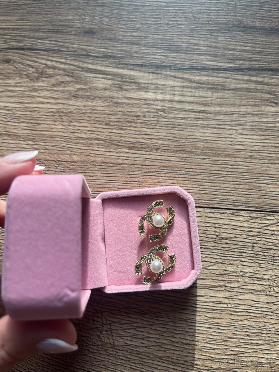 Uplne nove nausnicky Chanel v zlatej farbe v krabicke - 2