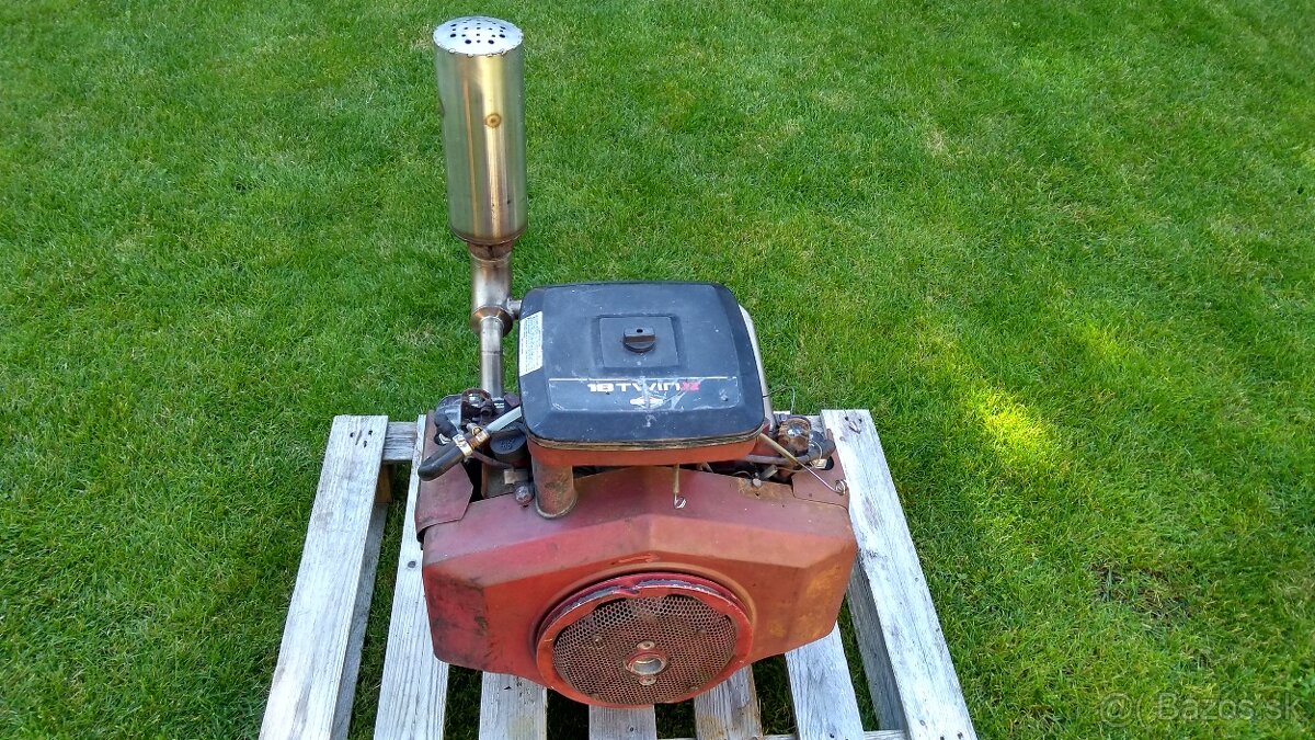 Motor benzinovy-dvojvalec boxer-18hp. - 2