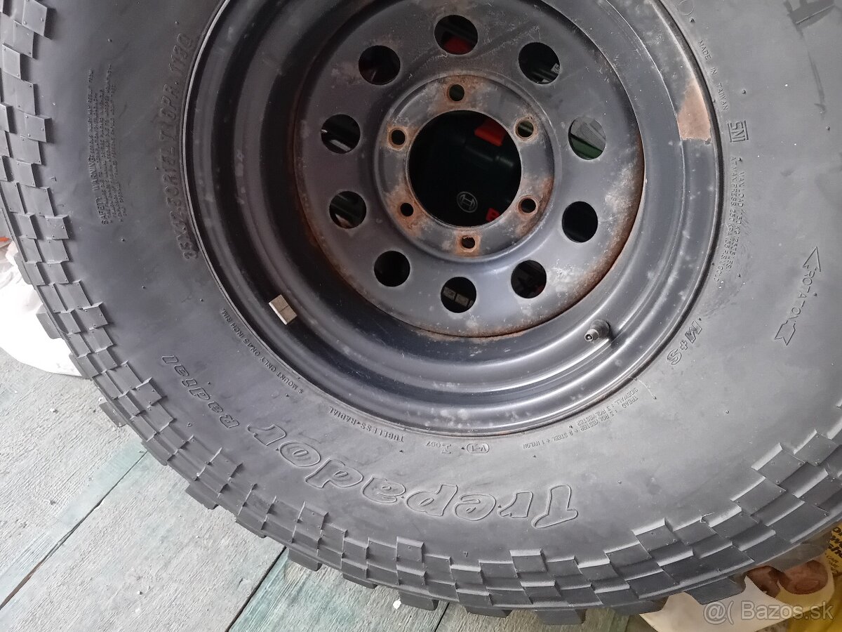 Predám pneu Maxxis trepador 35x12.5R15