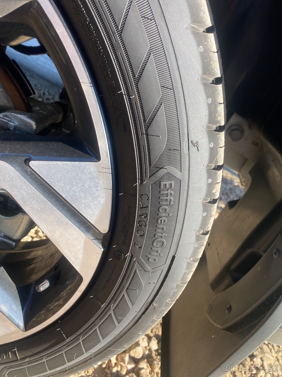 Predám pneu goodyear 235/50R19c letné - 2