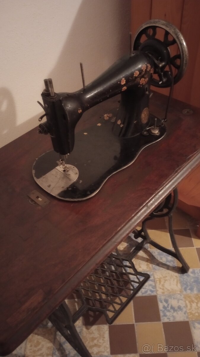Singer šijací stroj starožitný - 2
