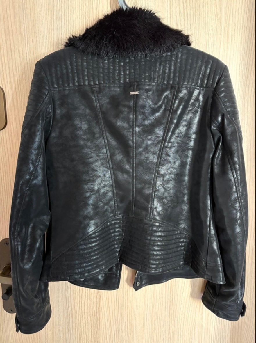 Koženka Guess L čierna - 2