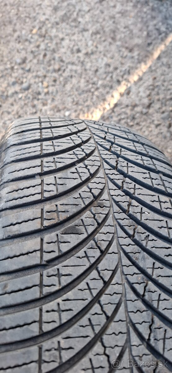 Predám celoročné pneumatiky Goody Year 215/ 60/17 - 2