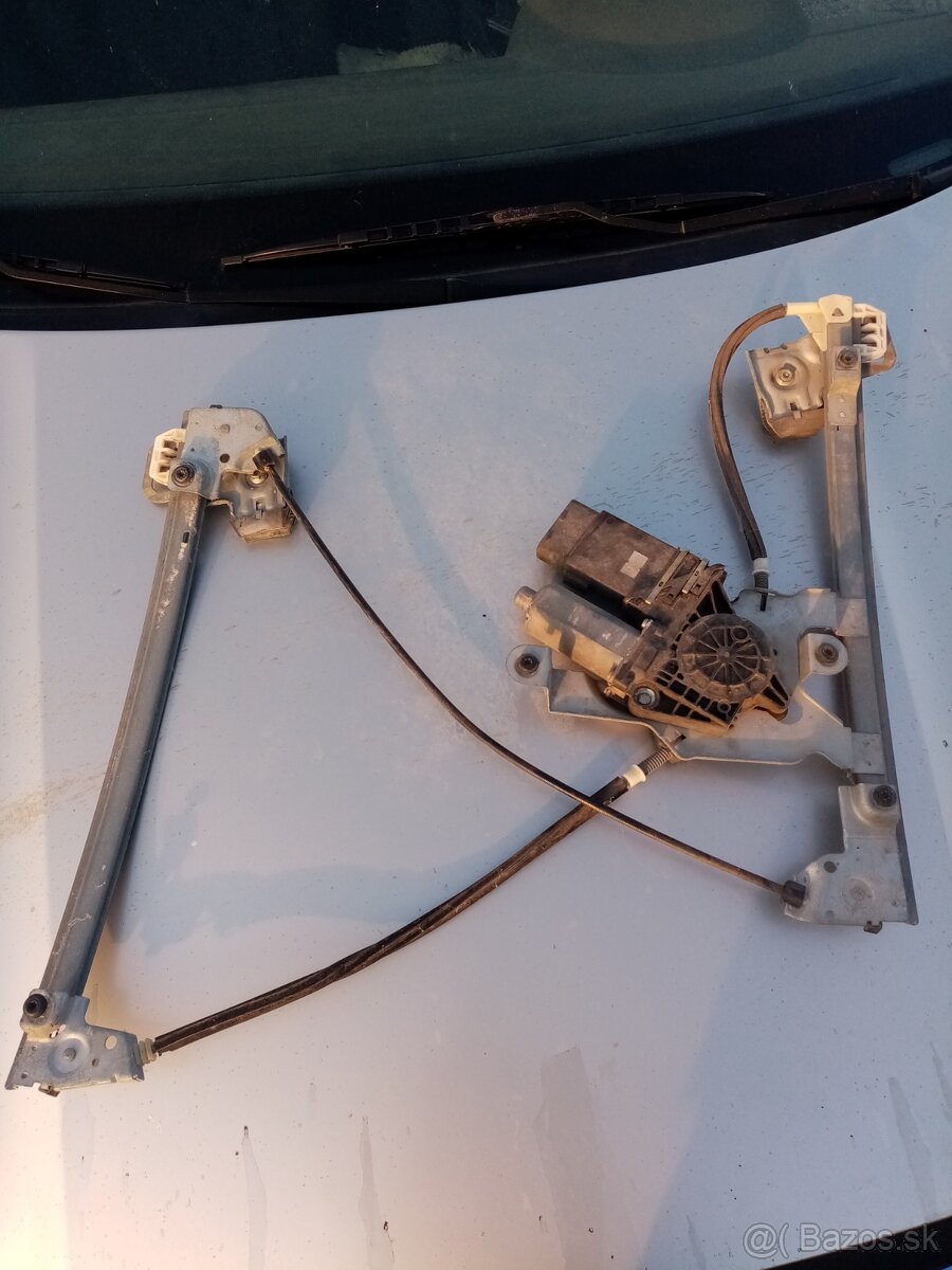 Predám elektrický spúšťač okna Octavia 1. - 2