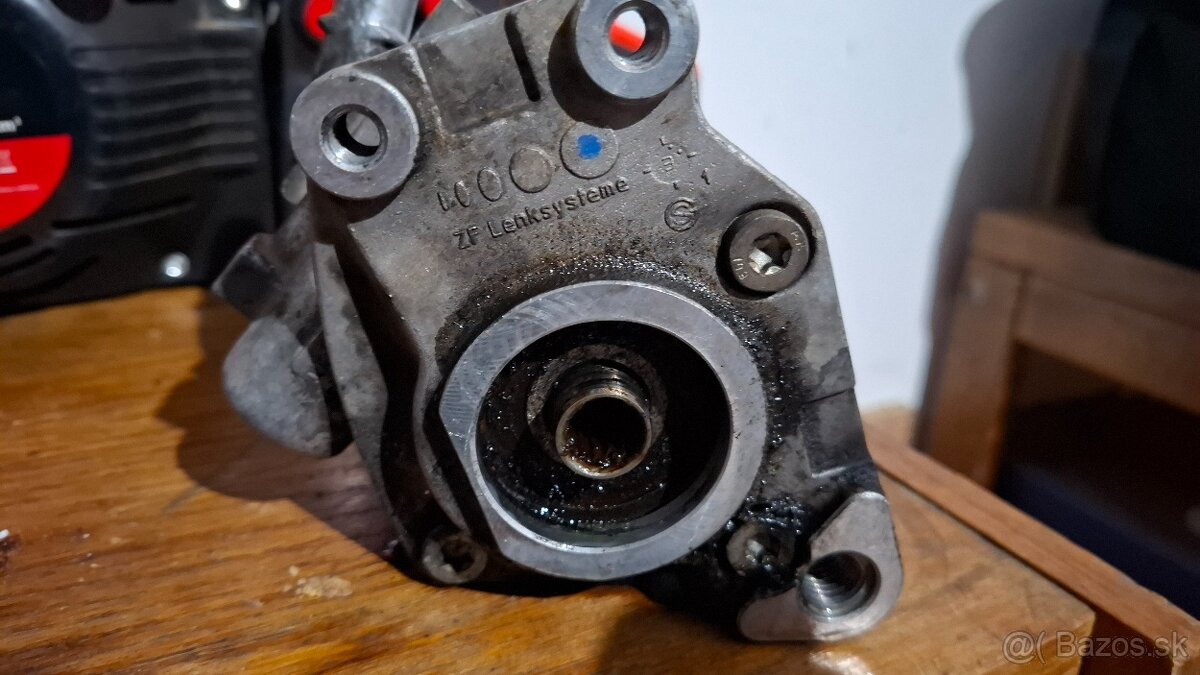 Servočerpadlo Audi A8 - 2