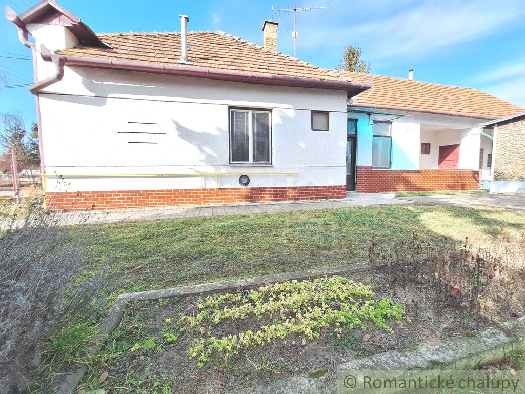 Zachovalý trojizbový rodinný dom s garážou v centre poduna - 2