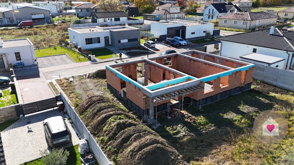 Samostatný rodinný dom s garážou na pozemku 600m2 - Vinosady - 2