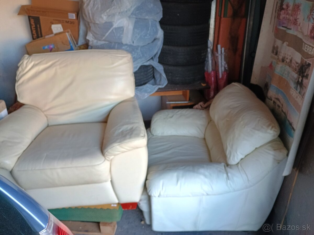 Dve biele kožené kreslá - 2