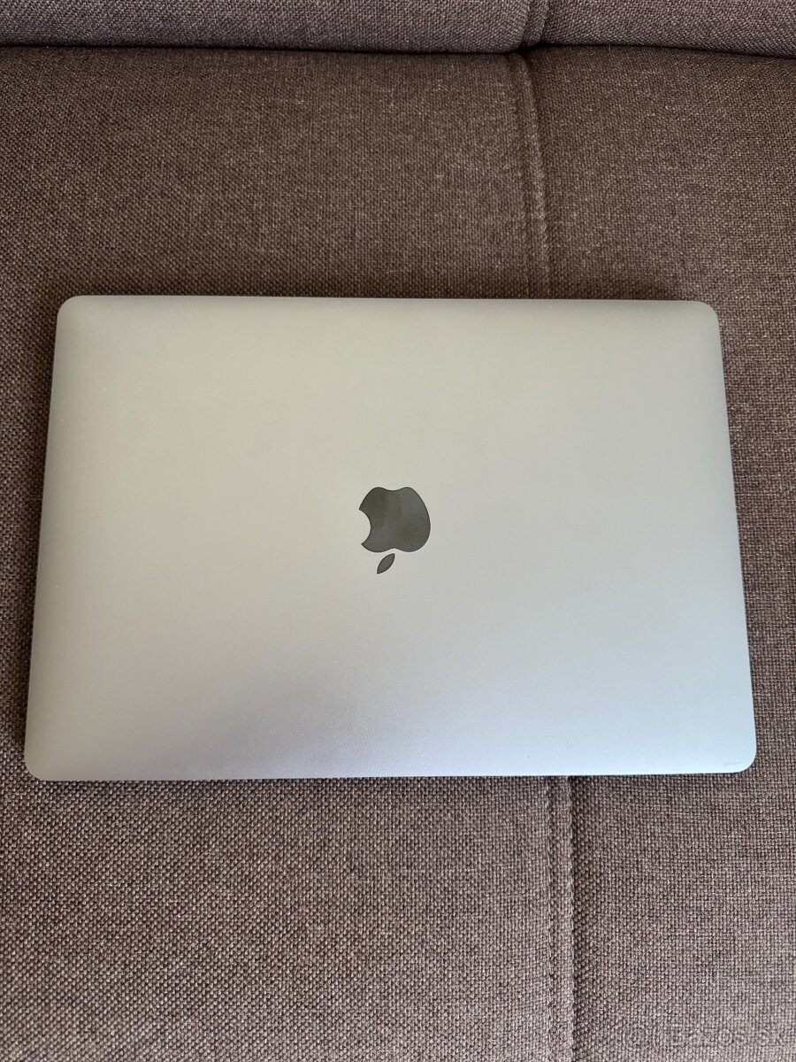 MacBook Air M1 2020, 8 GB RAM, 89 % batéria - 2