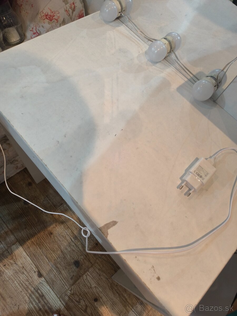 Kozmetický svietiaci stolík - 2