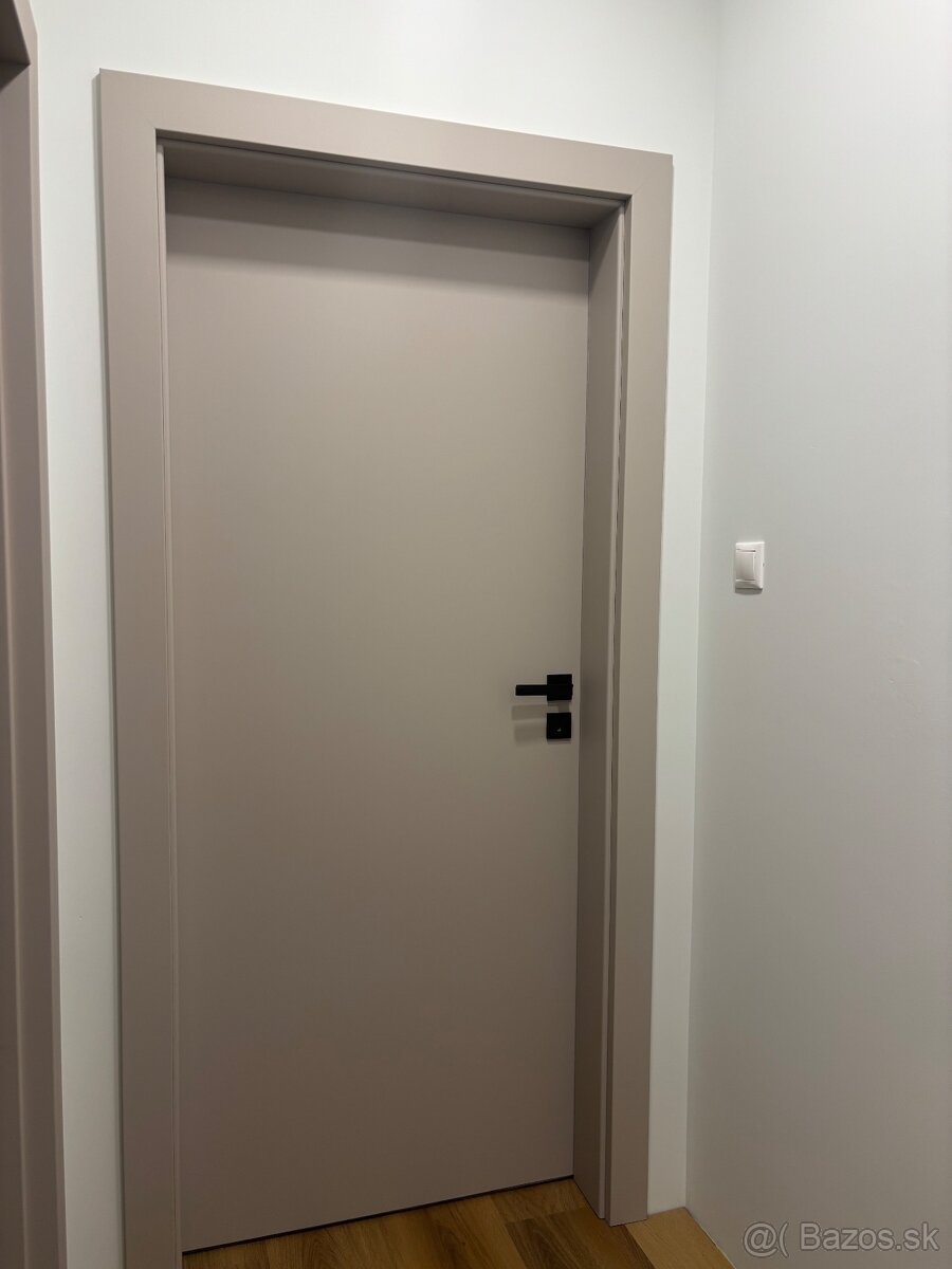 Nový set nerozbalené dvere + zárubňa 70 pravé - 2