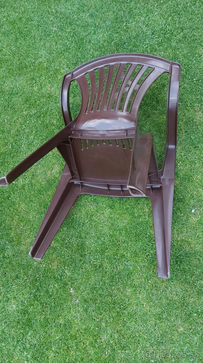 Plastová stolička - 2