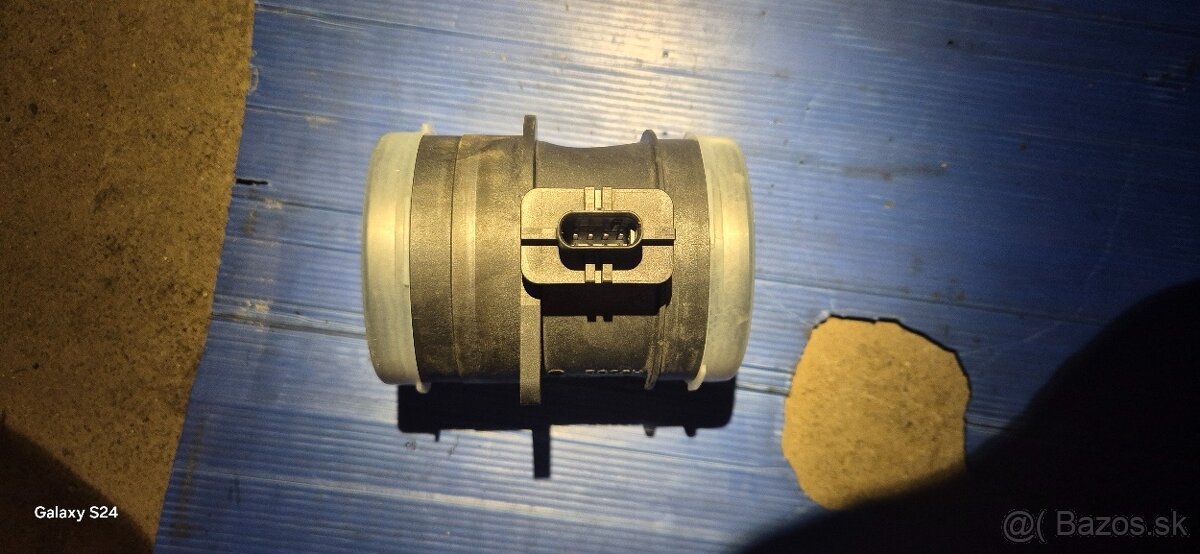 Snimac hmotnosti nasavaného vzduchu. - 2