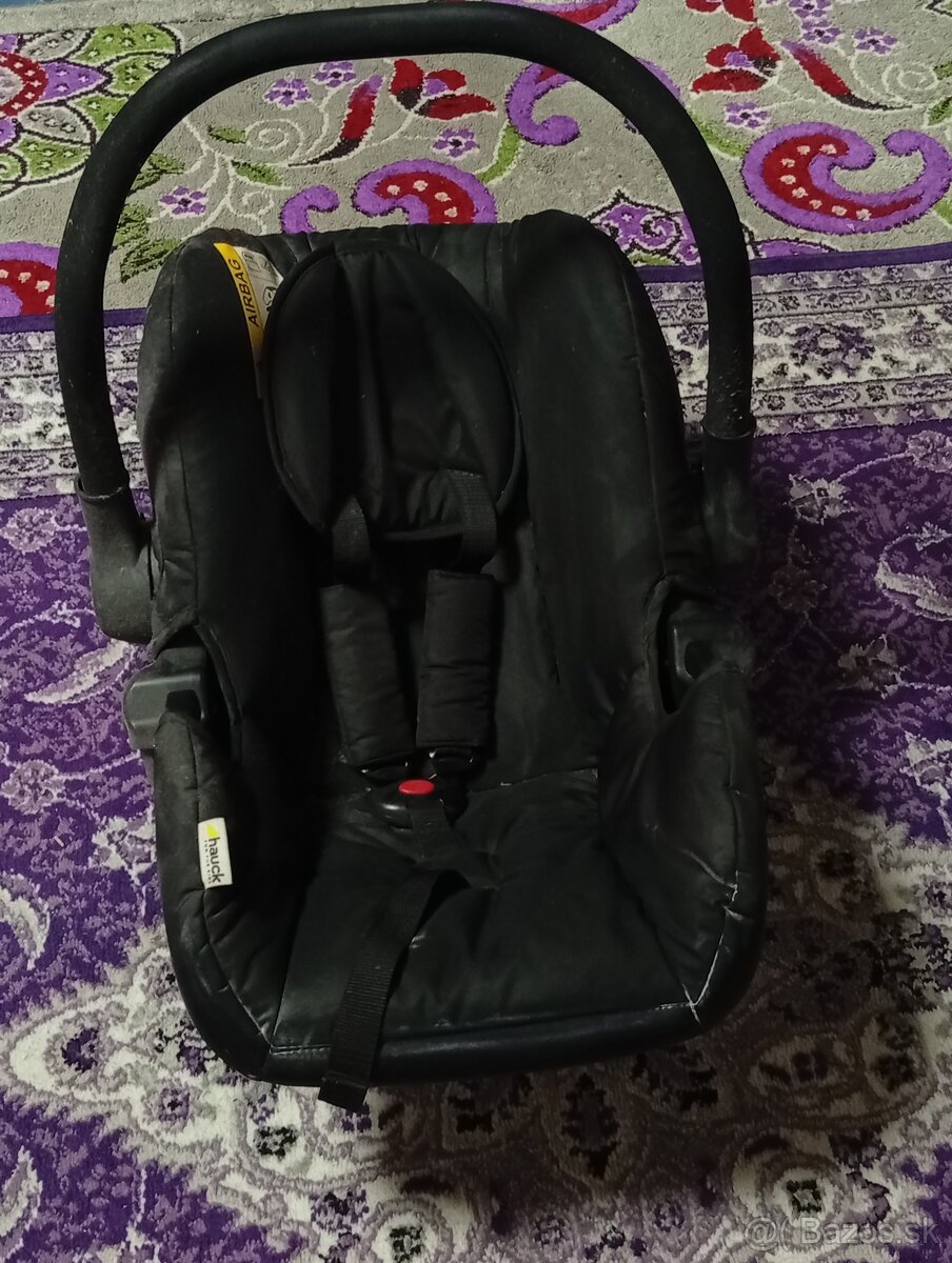 Autosedačka+ležadlo+oblečenie - 2