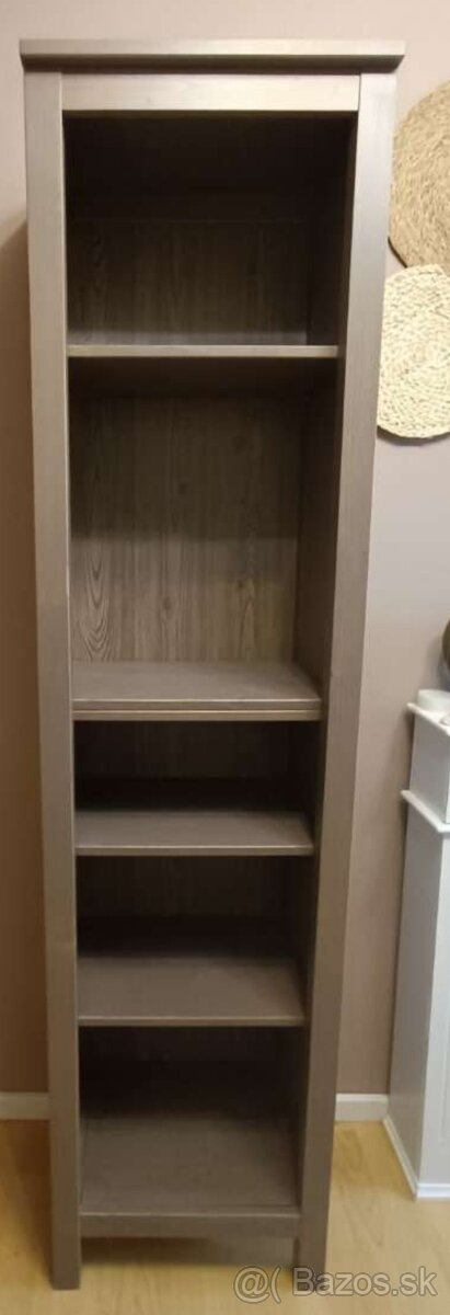 Hemnes hnedá vitrína a regál - 2