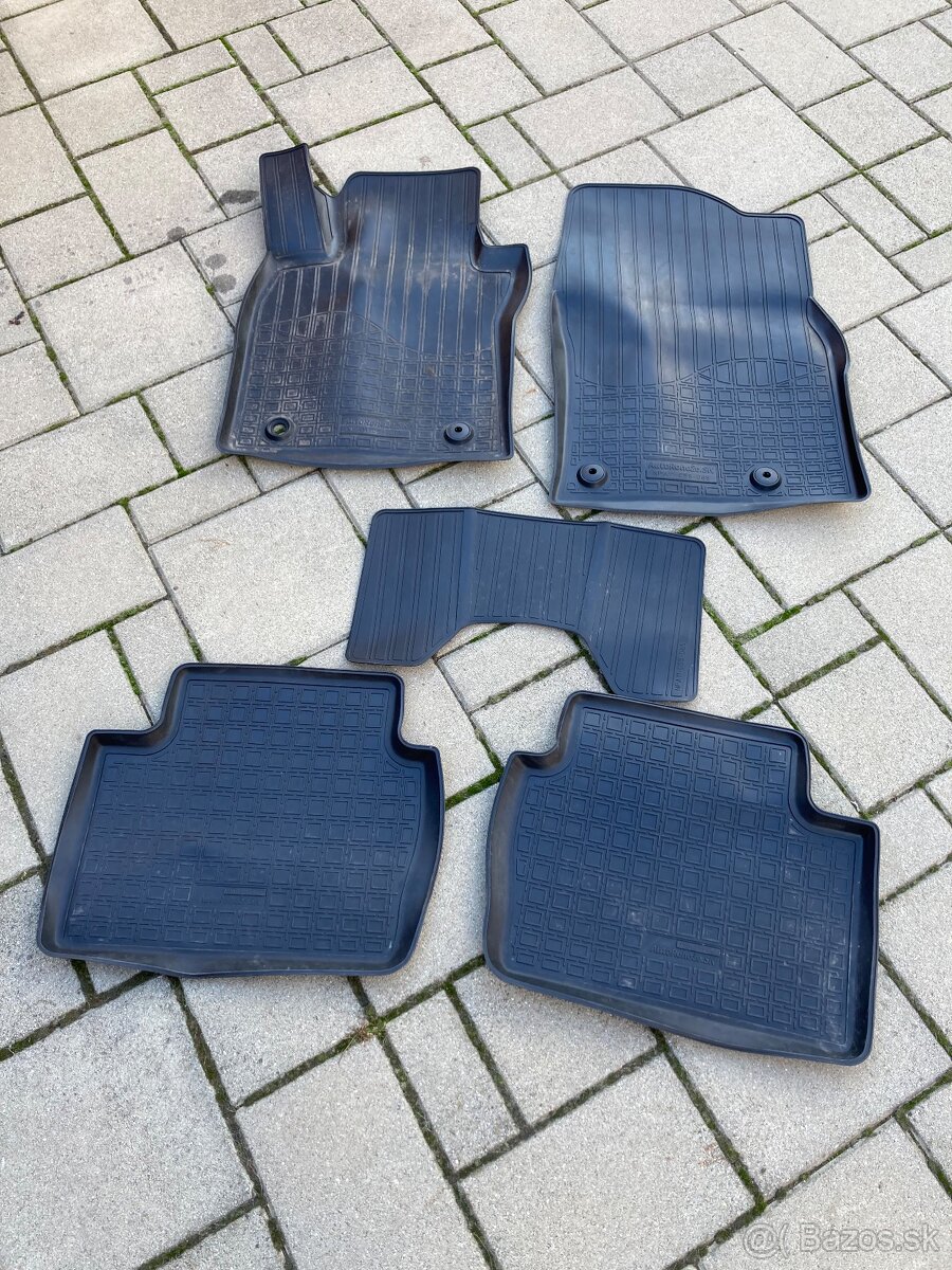 Predám gumenné vaničkové rohože Mazda CX 30 - 2
