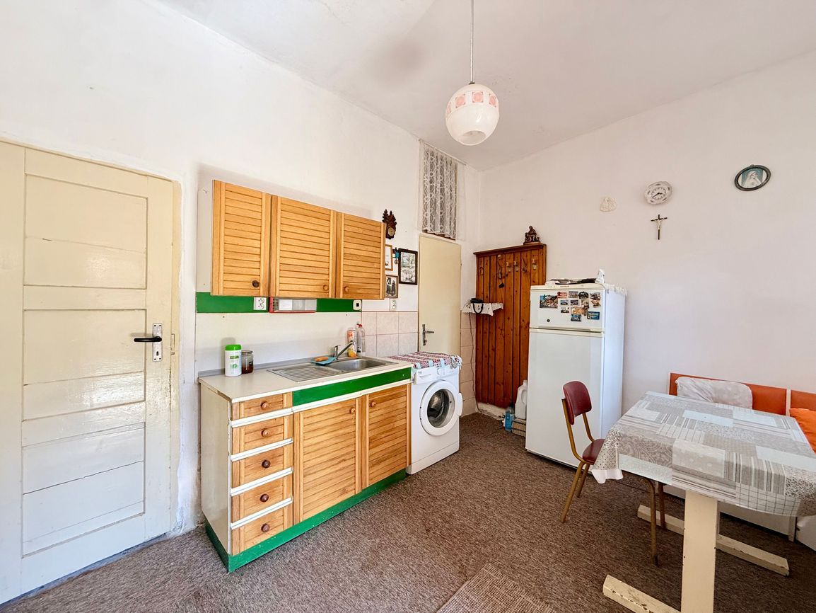 BUKOVEC - 4 IZBOVÝ RD V DOBROM STAVE POZEMOK 1.104 M2 - 2