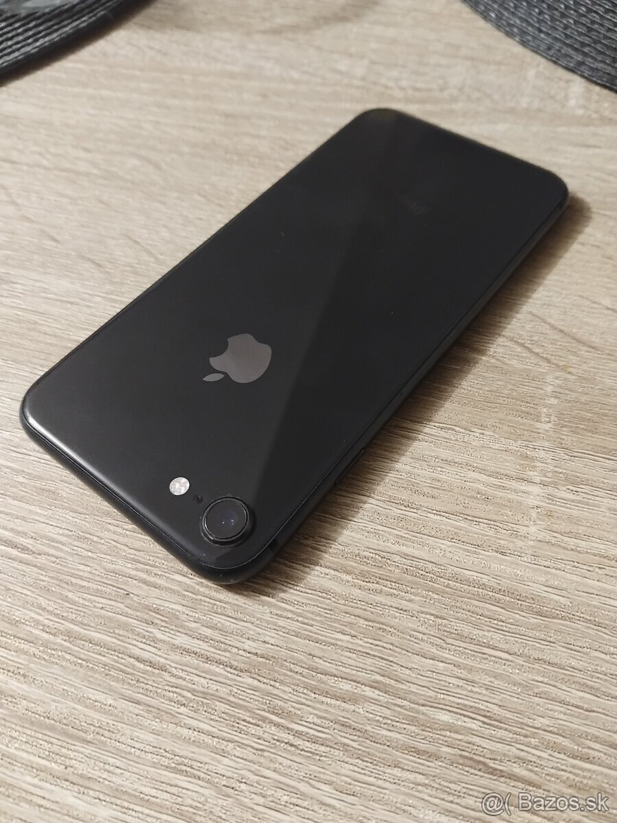 iPhone 8 / 64GB / Dobrý stav - 2