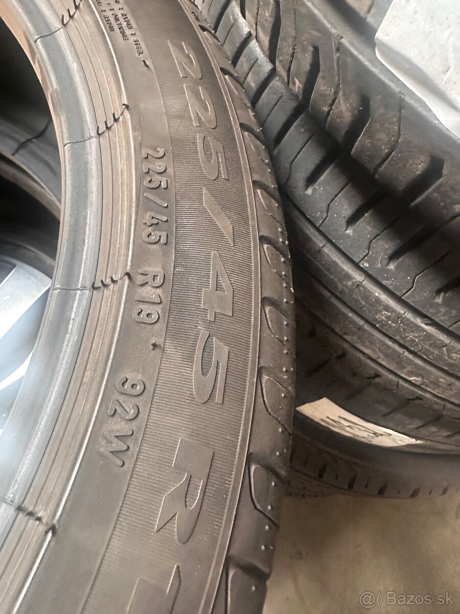 225/45R19 92W pirelli runflat - 2