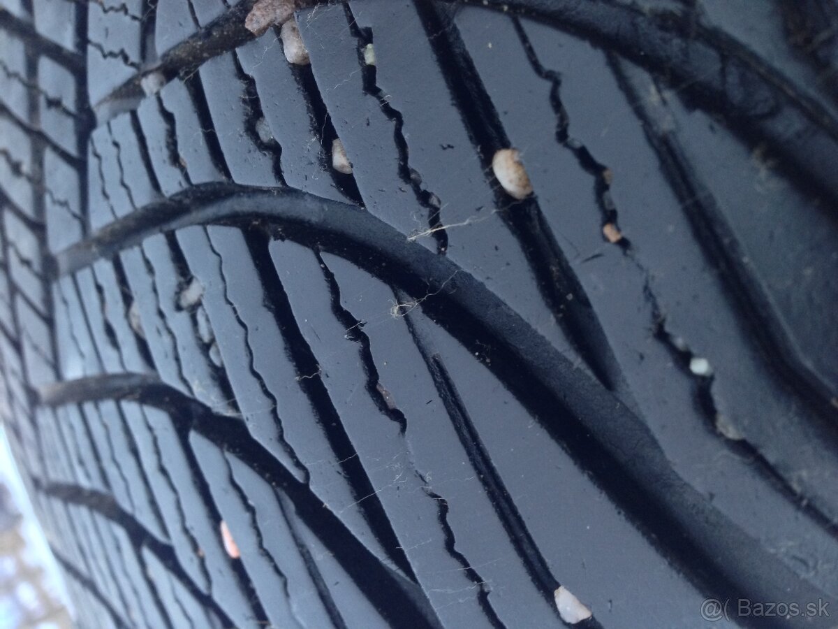 Predám zimné Pneu 215/65r16 5/6mm - 2