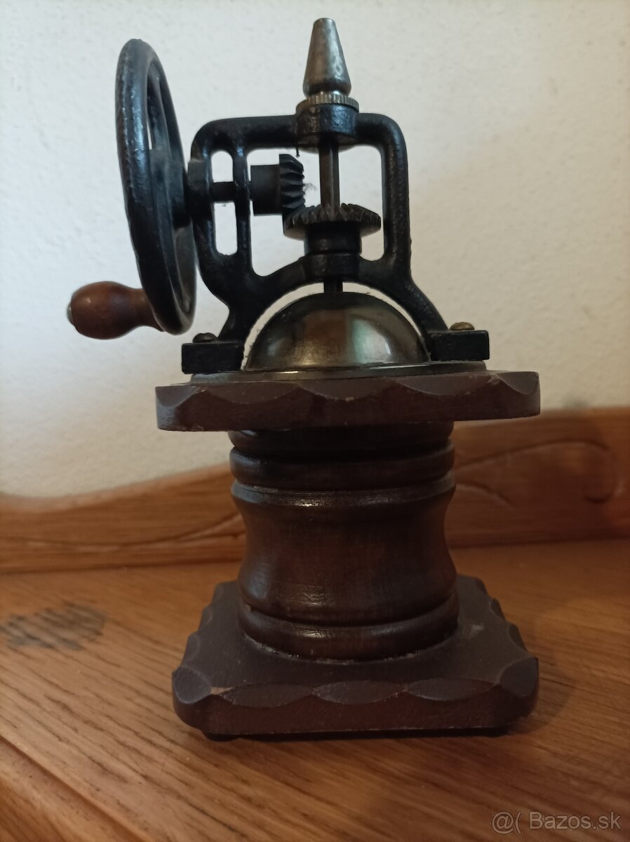 Starožitný mlynček na korenie - 2