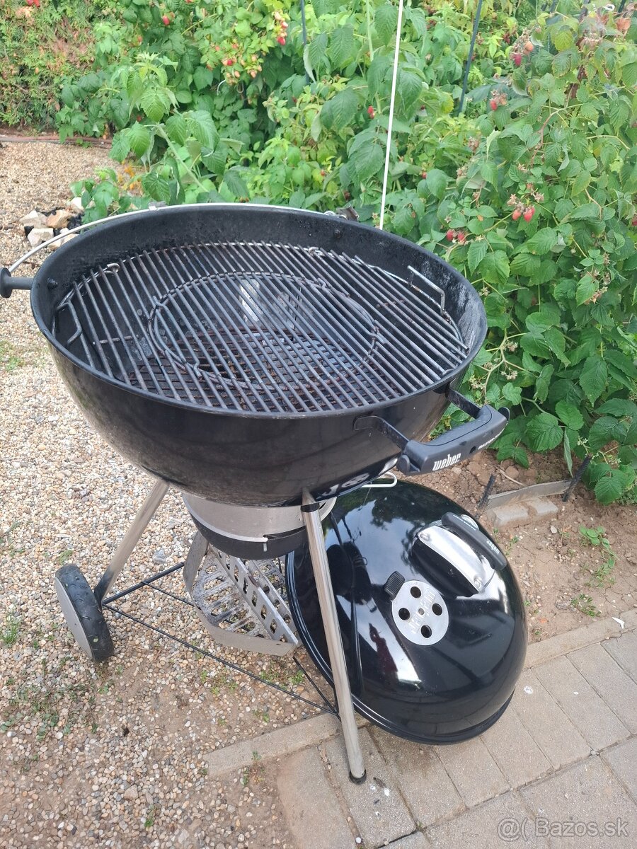 Gril Weber na drevené uhlie - 2