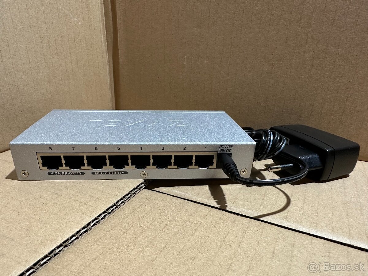ZyXEL GS-108B v3 8 Port Gigabit Ethernet Switch - 2