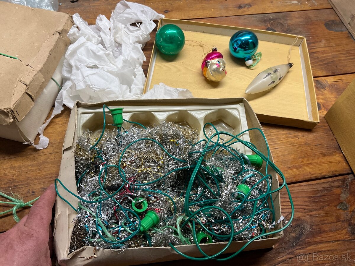 Staré Vianočné ozdoby s lampiónom a káblami. - 2