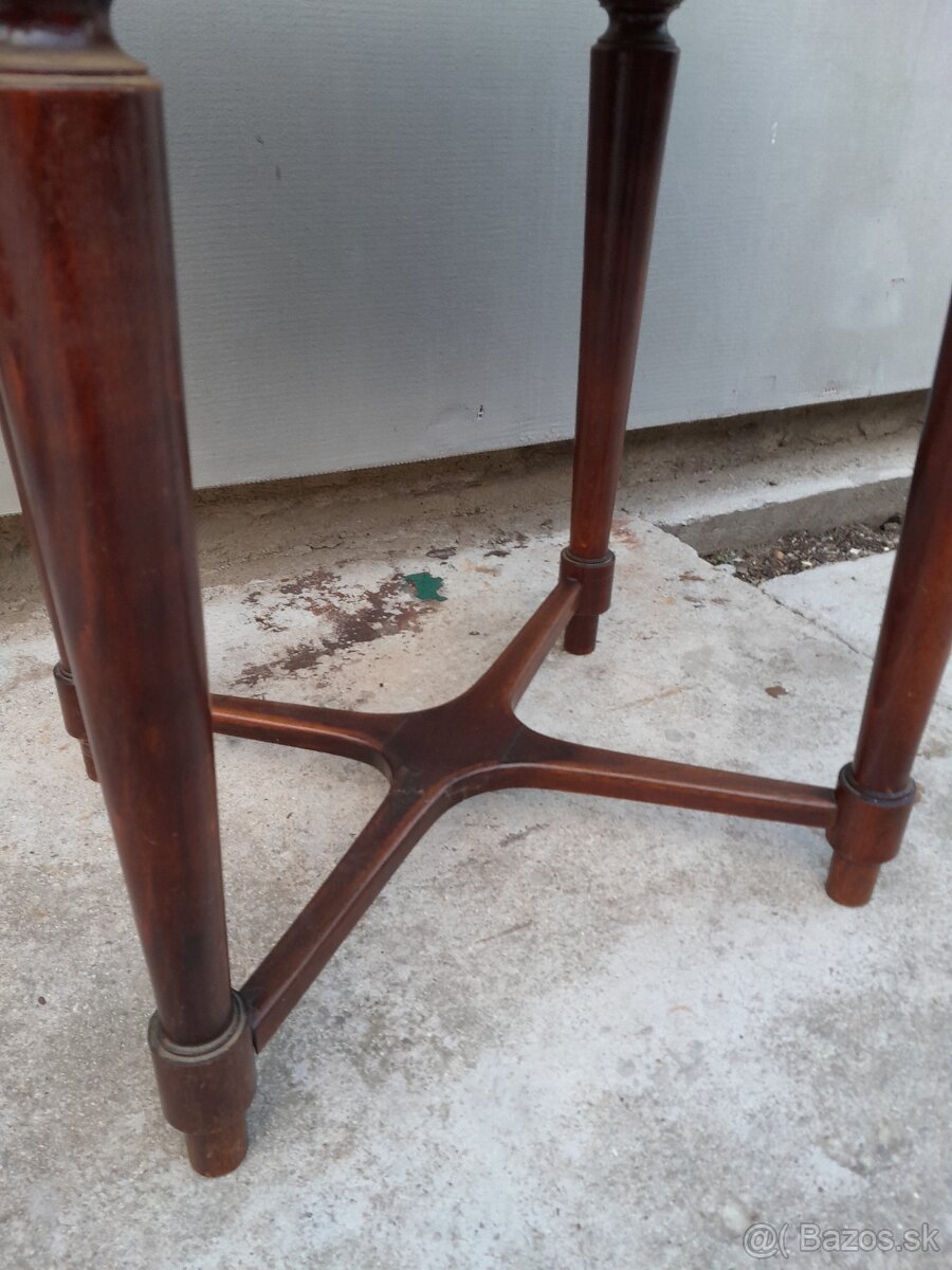 Predám stolík, pekné nohy - 2