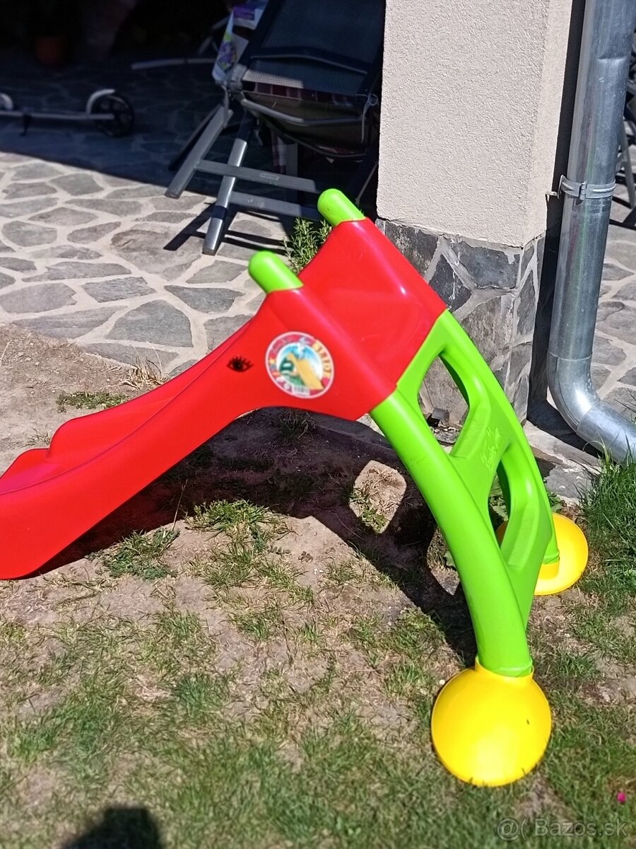 Predám plastový stôl a stoličky, šmýkačku. - 2