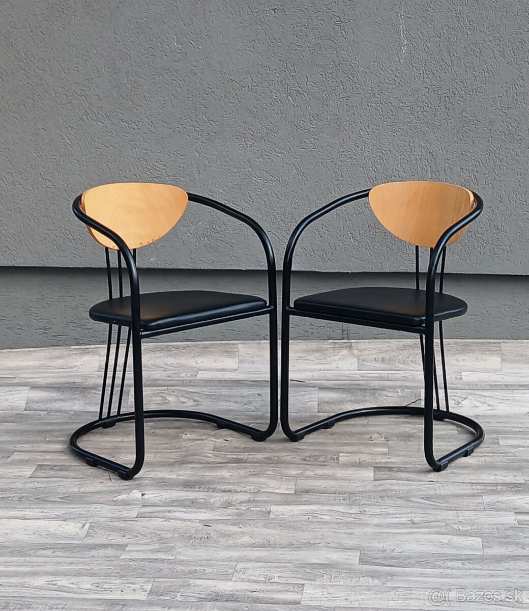 Set postmoderných kresiel v štýle Memphis. - 2