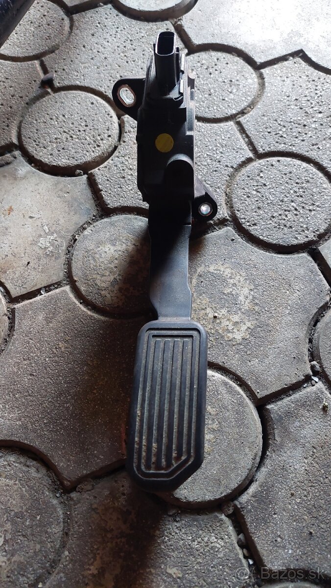 Predám pedál plynu auris 2012- 1.6 78110-0W040 - 2