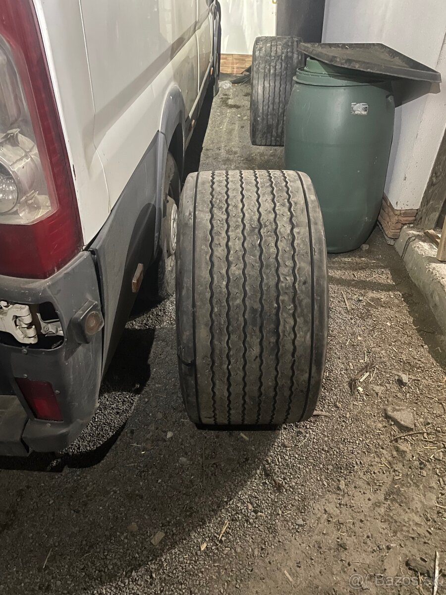 Predam navesove pneumatiky . - 2