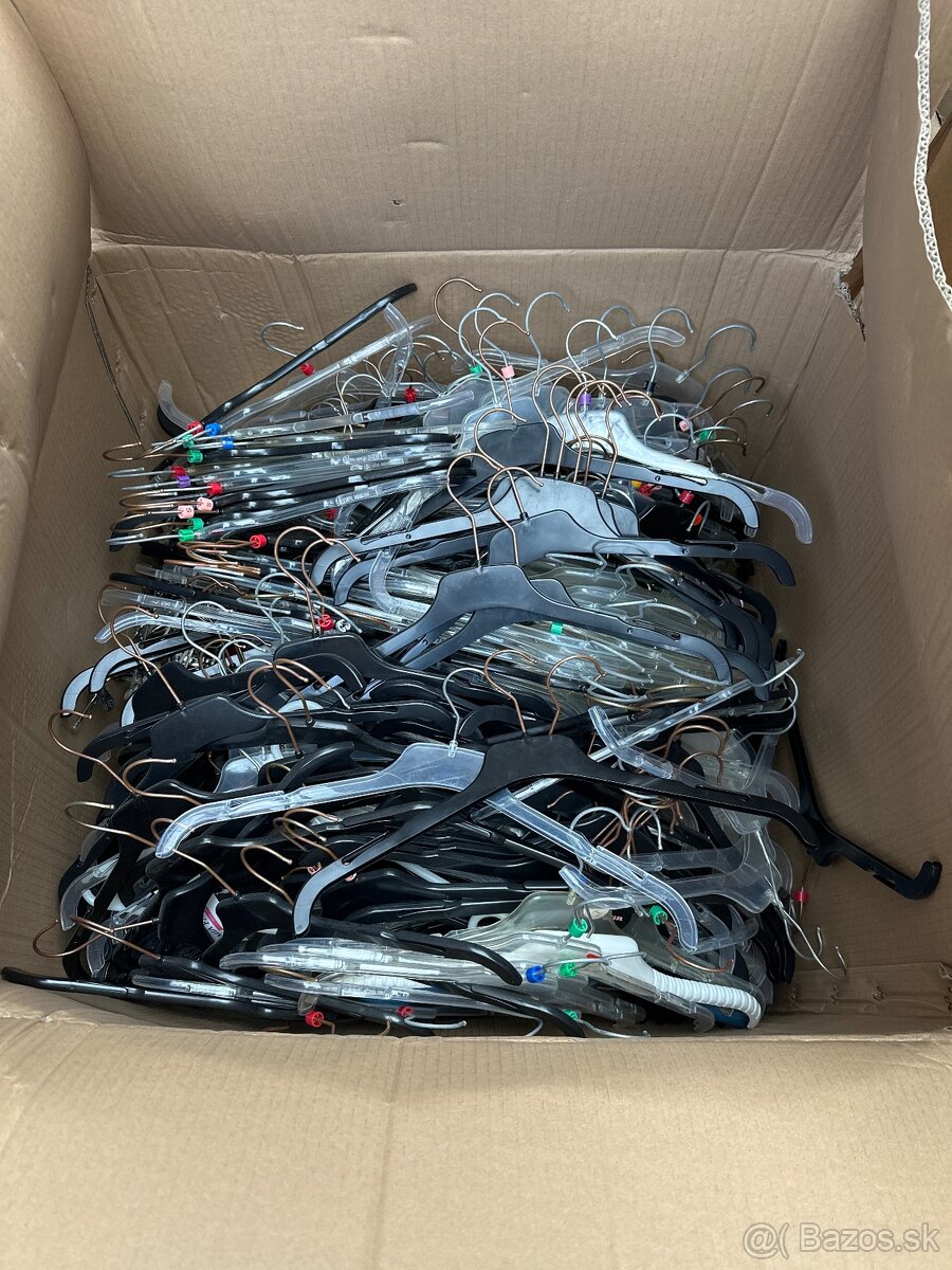 Predam vešiaky 5 centov kus - 2